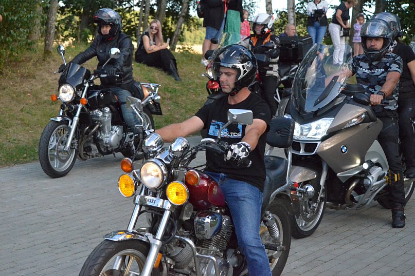 Parchowo znów przyciągnęło tłumy! Moto Folk pełen muzyki, motocykli i… pierogów z jagodami