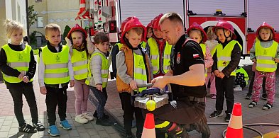 Strażacka przyszłość! Wizyta przedszkolaków w remizie OSP Tuchomie-13387