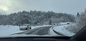 ŚLISKO NA DROGACH! Zima znowu zaskoczyła drogowców