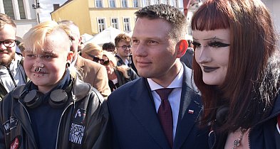 MENTZEN wśród tłumu na rynku w Bytowie. Ogłosił KONIEC PO-PiSu-19197