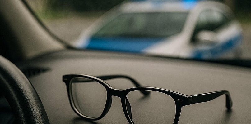 Bytów: Stwierdził, że policjanci ZAMULALI, więc WYPRZEDZIŁ ICH mimo zakazu - 19755