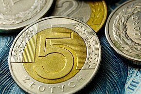 Setki tysięcy Polaków otrzymały nowe świadczenie. Co z resztą?-20173