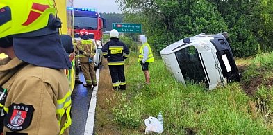 Dostawczak przewrócony na DK-20. Interweniowały służby ratunkowe-20177