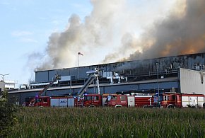 Płonie zakład produkcyjny pod Sierakowicami. Na miejscu 30 ZASTĘPÓW STRAŻY!-20675
