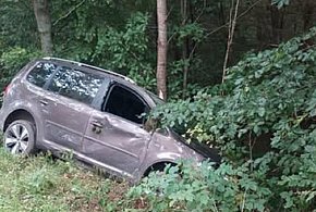 Złamał sądowy zakaz, wypadł z drogi i wjechał w drzewo. BYŁ PIJANY!-21018
