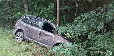 Złamał sądowy zakaz, wypadł z drogi i wjechał w drzewo. BYŁ PIJANY!-21018