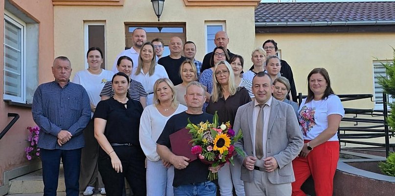 Pan Władysław od 35 lat na etacie. Dostał nagrodę i kwiaty od wójta - 21115