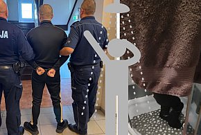 POSZUKIWANY ukrył się pod prysznicem – w ubraniach-21334