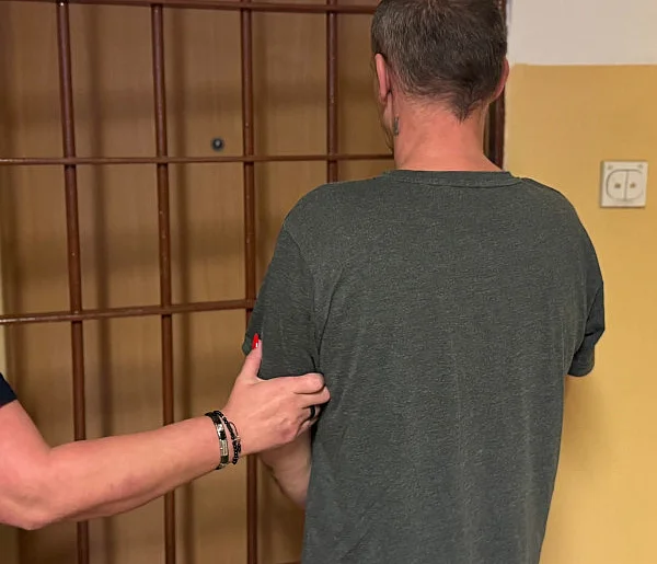 44-latek POBIŁ dzieci. Po szybkiej akcji policji został ZATRZYMANY-21457