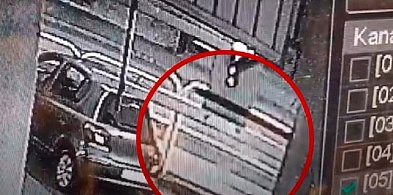 Bytów: Dwulatek w SAMEJ PIŻAMIE biegł przez ruchliwą ulicę! [VIDEO]-21474