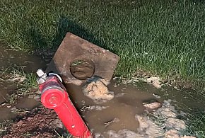 Szukają kierowcy, który staranował hydrant w Rabacinie. Woda lała się godzinami-21489