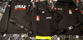 Nowe ubrania strażackie dla OSP Tuchomie wsparciu z 1,5