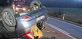 Niebezpieczne dachowanie! Utrudnienia na drodze!