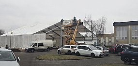 Przy SP2 budują LODOWISKO z nową konstrukcją