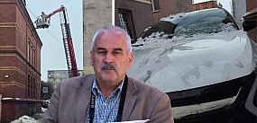 Lód z dachu banku uszkodził auto. Inspektor kontroluje