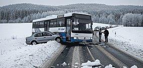 Oblodzony zakręt, zniszczony PKS. W Jeleńczu ostrzegali