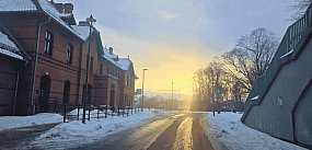 Dworzec czynny „zgodnie z umową”, a pasażerowie marzną