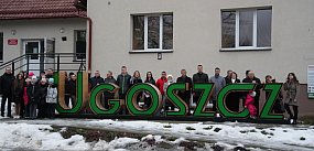 W Ugoszczy „włączyli wiosnę”. Napis zmienił kolor