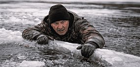 Lód załamał się pod wędkarzem. 66-latek w wodzie