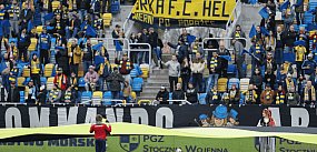 Rekordowa flaga Kaszubów z Ugoszczy na stadionie Arki