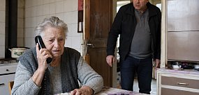 „Mamo, pomóż mi”. Seniorka miała już pieniądze na stole