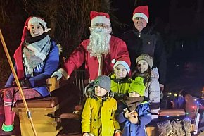 Świąteczny przejazd Mikołaja. Orszak wprowadził bożonarodzeniowy KLIMAT-576