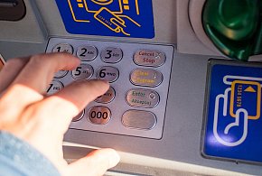Z kont znikały pieniądze. Policja i bank badają ogólnopolski incydent-21676