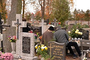 Savoir-vivre na 1 listopada. Jak się zachować podczas wizyty na cmentarzu?-21770
