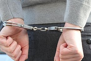 Chciał uniknąć odsiadki. Myślał, że ukryje się pod... STERTĄ UBRAŃ!-21758