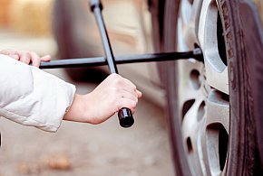 Z pozoru drobiazg, a może skończyć się tragedią. Urząd ostrzega kierowców-21874