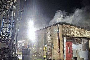 Pożar budynku gospodarczego. Akcja gaśnicza trwała kilka godzin!-21902