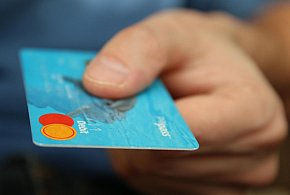 Fiskus skontroluje płatności kartą Polaków? Resort zabiera głos-22026