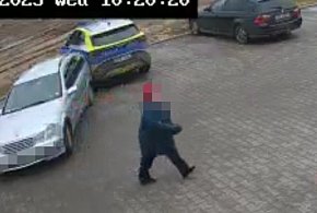 Auto STOCZYŁO SIĘ na radiowóz. Kierowca UCIEKŁ z miejsca zdarzenia [VIDEO]-22362