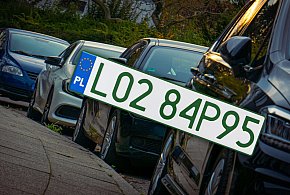 Tablice z zielonymi napisami na kolejnych autach. Nie chodzi o "elektryki"-22508