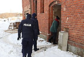 Bytów: Wyścig z mrozem. Policjanci uratowali niedosłyszącego mężczyznę-22660