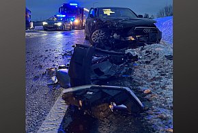 WYPADEK na DK20 w Mokrzynie. Czołowe zderzenie Dodge’a z Audi, troje rannych w tym-22763