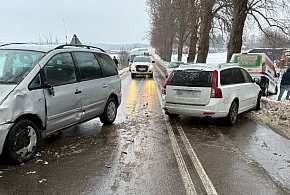 Niebezpieczny poranek w Tuchomiu. KRAKSA trzech samochodów!-22780