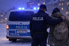 Nocna interwencja: Policjanci uratowali 28-latka przed zamarznięciem-22831