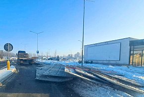 Wiózł płyty betonowe, MÓGŁ ZABIĆ, dostał mandat 300 zł