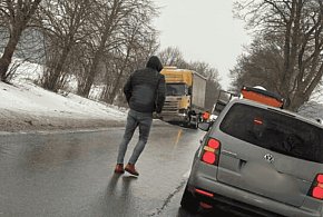 Lodowy ARMAGEDON na drogach powiatu. Kilkanaście kolizji, zablokowane trasy