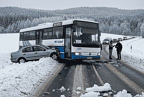 Oblodzony zakręt, zniszczony PKS. W Jeleńczu ostrzegali