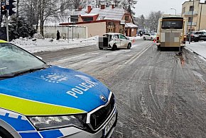 Osobówka wjechała pod bytowski PKS. Trzyletnia dziewczynka w szpitalu!