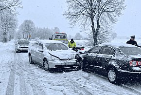 Weekendowa KUMULACJA na drogach. Czołówka, dziurawe jezdnie i płot w Starkowie