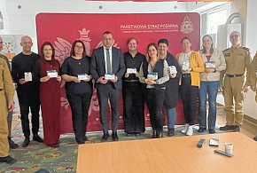 Wspólna WALKA z cichym zabójcą. Strażacy z Bytowa rozdają ratujące życie czujki