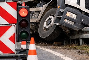 Ciężarówka z pustakami oparła się o barierę. Ruch odbywa się wahadłowo