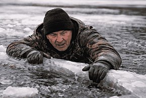 Lód załamał się pod wędkarzem. 66-latek wpadł do jeziora w Studzienicach