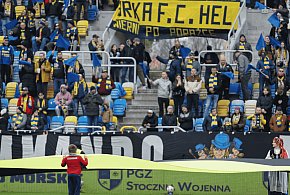 Rekordowa flaga Kaszubów z Ugoszczy na stadionie Arki Gdynia