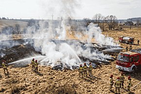 Pożar trawy w Grądzieniu. Strażacy ruszyli do akcji