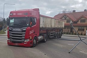 Zablokowane rondo w Bytowie. Ciężarówka uderzyła w latarnię