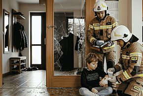 6-latek KRWAWIŁ po stłuczeniu szyby. Na POMOC ruszyli strażacy z Mikorowa